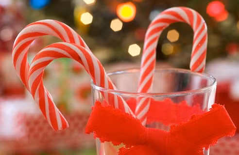 Cây gậy kẹo là sự kết hợp những biểu tượng thể hiện tình yêu và sự hy sinh của Chúa Jesus, do một người thợ làm bánh kẹo ở Ấn Độ sáng tạo. Màu trắng biểu hiện cho sự vô tội của Chúa Jesus, những sọc đỏ tượng trưng cho máu của Chúa Jesus đã phải đổ xuống vì loài người. Đặc biệt, chiếc kẹo gậy này giống hệt cây gậy của người chăn cừu vì Chúa Jesus chính là người chăn dắt những con chiên ngoan đạo. Thú vị hơn, nếu bạn lật ngược cây gậy, đó chính là chữ J, tượng trưng cho chữ cái đầu tiên của tên Chúa Jesus.