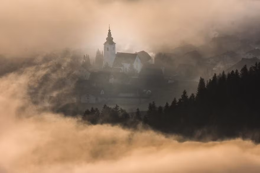 Mới đây, Filip Eremita đã đăng tải loạt hình ảnh đẹp ảo diệu về thiên nhiên vùng quê ở Slovenia khiến người xem sững sờ.