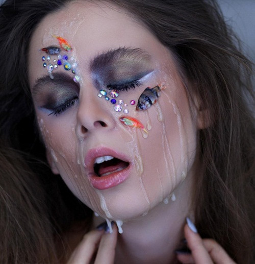 Mục đích của những màn hóa trang này theo Elya là để có một cái nhìn khác, gần gũi về vẻ đẹp của một nàng tiên cá. Tuy nhiên nhiều người đã phản đối gay gắt việc giết chết những con cá xinh đẹp để phục vụ cho màn hóa trang không ứng dụng này.