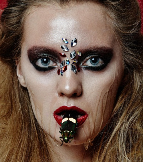 Bên cạnh việc dùng cá để trang điểm, Elya còn rất ưa thích việc sử dụng những con bọ cánh cứng trong các tác phẩm hóa trang kỳ lạ của mình.