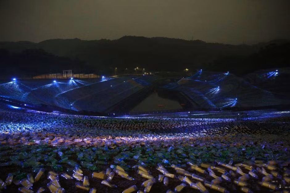 Toàn bộ bức tranh khổng lồ này được trải đều trên 43.000 mét vuông, lắp đặt hệ thống chiếu đèn hắt sáng vào ban đêm, tạo cảm giác hư ảo.