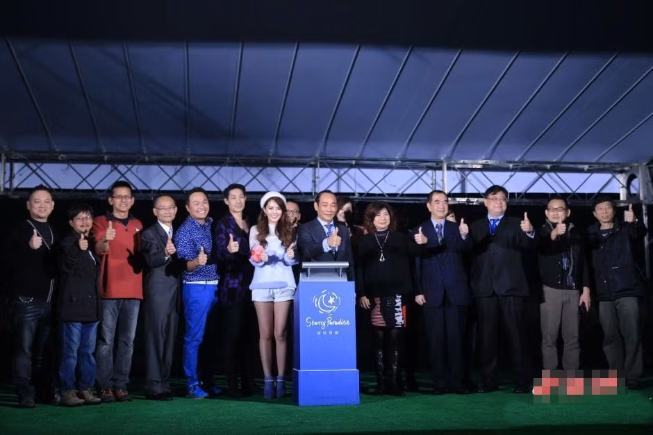 Sau khi hoàn thành, ban tổ chức và các nghệ sĩ tham gia chụp ảnh lưu niệm.