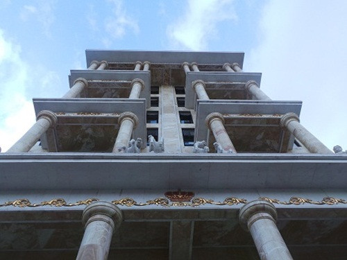 Ngôi biệt thự sau khi hoàn thiện sẽ thể hiện được cái dáng vẽ uy nghi mà vốn có như ông chủ này từng mong muốn bởi những biểu tượng uy quyền được ông thể hiện rõ ra bên ngoài. Đặc biệt, điểm nhấn của toà nhà là hai bức tượng thần trong thần thoại Hy Lạp bằng đá nguyên khối và bức tượng cỗ xe của thần mặt trời gồm 4 con ngựa bằng đá.