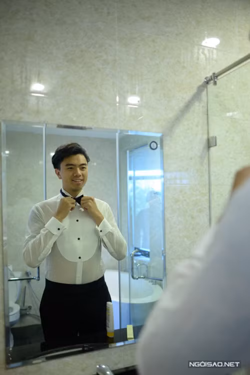 Chú rể Văn Quỳnh bảnh bao chuẩn bị trang phục.