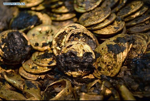 Thực chất những chiếc “bánh vàng” này là những đồng xu bằng vàng khổng lồ, có kích thước như một chiếc bánh quy.