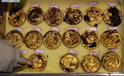 Theo các nhà khảo cổ học, mỗi chiếc “bánh vàng” có cân nặng khoảng 250 gram.