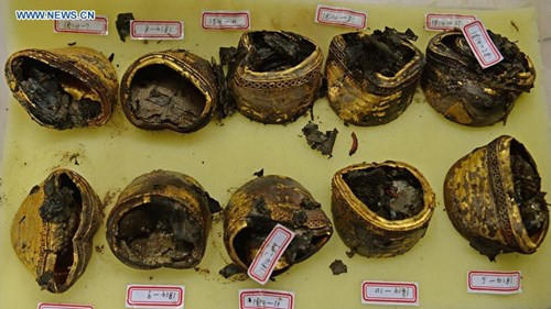 Ngoài ra, các nhà khảo cổ còn khai quật được bộ bình phong sơn mài trên có hình ảnh Khổng Tử và văn tự, cùng một số lượng lớn đồ vật làm bằng vàng.