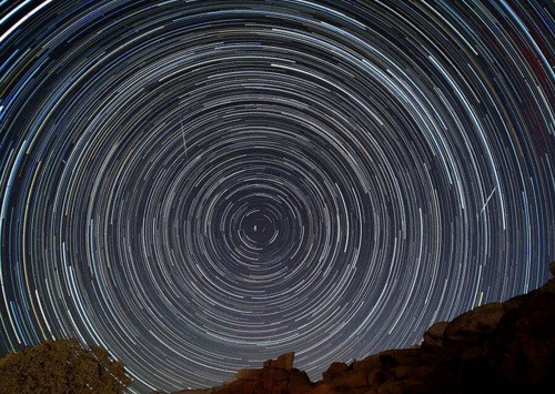 Mưa sao băng Geminids trên bầu trời công viên quốc gia Joshua Tree National Park, đông bắc tiểu bang California, Mỹ của nhiếp ảnh gia Raul Roa vào rạng sáng ngày hôm nay 14/12/2015.