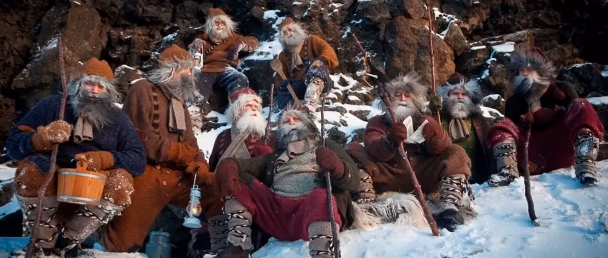 Trong một truyền thuyết ở Iceland, những anh chàng Yule là những kẻ giết người khát máu và tinh nghịch. Họ là con của quái vật kinh khủng nhất, Grýla. Có khoảng 13 chàng Yule sẽ thay phiên nhau xuống núi thăm những đứa trẻ vào khoảng 13 ngày trước Giáng sinh. Mỗi chàng Yule sẽ để lại một món quà nhỏ cho trẻ ngoan và một củ khoai tây thối cho những đứa trẻ nghịch ngợm.