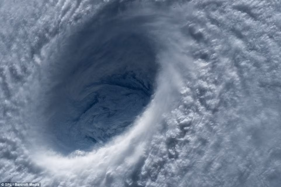 Cận cảnh mắt bão khổng lồ Typhoon Maysak.