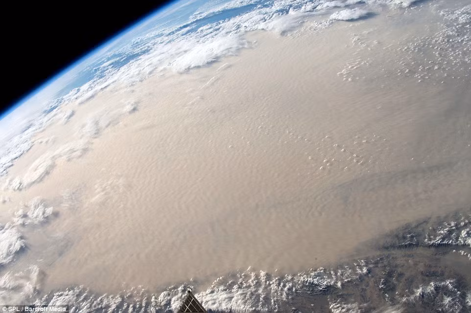 Hình ảnh này cho thấy các phi hành gia đang chứng kiến ​​một cơn bão cát khổng lồ khi nó quét qua sa mạc Gobi.