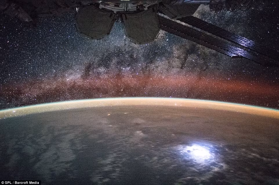 Các phi hành gia sống trên Trạm vũ trụ quốc tế ISS đã cung cấp một cái nhìn độc đáo về Trái đất trong năm 2015 với loạt hình ảnh chụp trong không gian khi bay quanh Trái đất. Hình ảnh này cho thấy thiên hà Milky Way đẹp ảo diệu, làm nền cho một cơn bão trên Trái đất. Những tia chớp lóe sáng cực mạnh và bị phản xạ lại trên cánh của trạm vũ trụ.