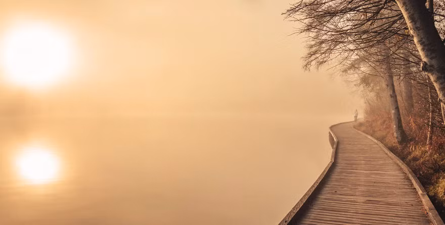 Quanh hồ, có những con đường đi bộ cực kỳ lãng mạn. Nơi đây cũng là địa điểm được nhiều cặp đôi tìm tới để trao lời yêu thương, thề non hẹn biển, cũng là nơi chứng kiến nhiều đám cưới tuyệt vời.