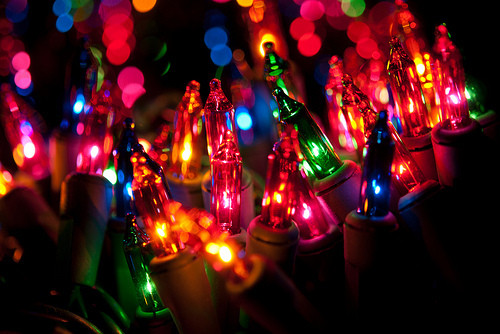 Có thể bạn không biết, ba màu sắc truyền thống của Giáng sinh là màu xanh lá cây, đỏ, và vàng. Màu xanh lá cây từ lâu đã là biểu tượng của cuộc sống và sự tái sinh. Màu đỏ tượng trưng cho máu của Chúa Kitô, và vàng tượng trưng cho ánh sáng tâm linh cũng như sự giàu có, hưng vượng, sung túc.