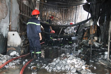 Chay nha xuong, cong nhan hot hoang thao chay-Hinh-4