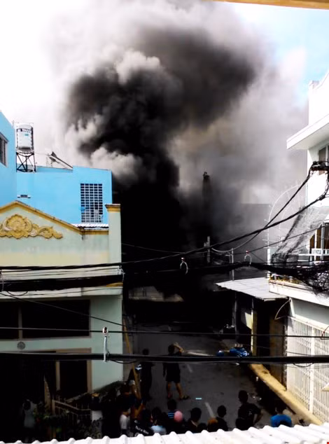 Chay nha xuong, cong nhan hot hoang thao chay