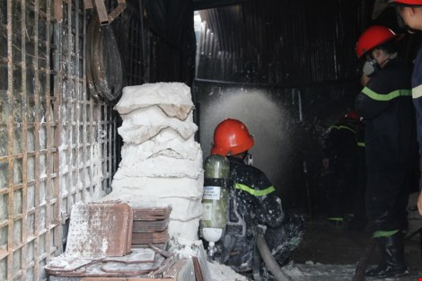 Chay nha xuong, cong nhan hot hoang thao chay-Hinh-3