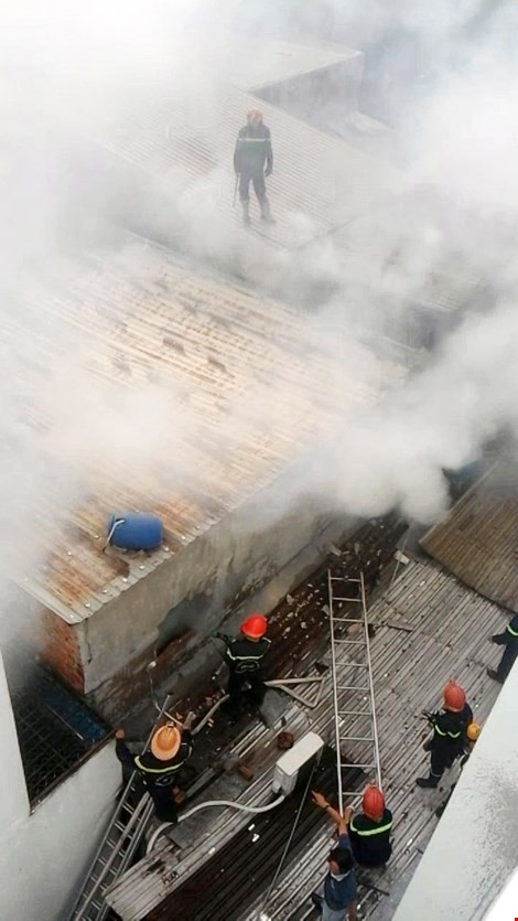 Chay nha xuong, cong nhan hot hoang thao chay-Hinh-2