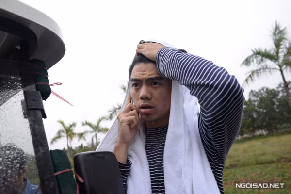 Chú rể Văn Quỳnh háo hức về lễ cưới. Anh mất ngủ suốt đêm trước và đang tất bật chuẩn bị mọi việc cho đám cưới diễn ra suôn sẻ.