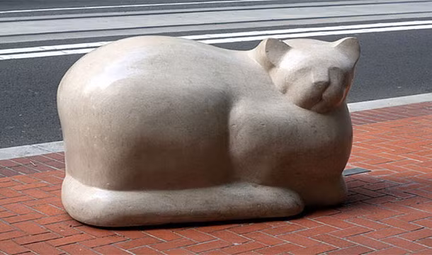 Thành phố York, Anh là nơi có 22 bức tượng mèo nằm rải rác trên nóc nhà và trước cửa nhà. Những bức tượng này có tác dụng gần giống người bảo vệ, canh chừng cho người dân khỏi những hiểm nguy.