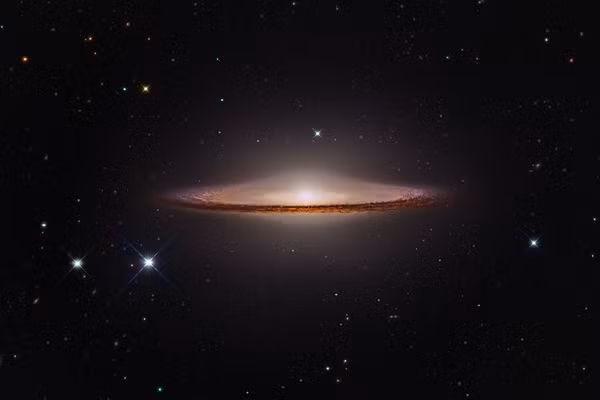 Cuối cùng là hình ảnh vô cùng ngoạn mục về thiên hà Sombrero (Galaxy M104) do kính viễn vọng vũ trụ Hubble chụp được. Theo những thông tin ghi nhận, thiên hà này cách Trái đất khoảng 28 triệu năm ánh sáng.