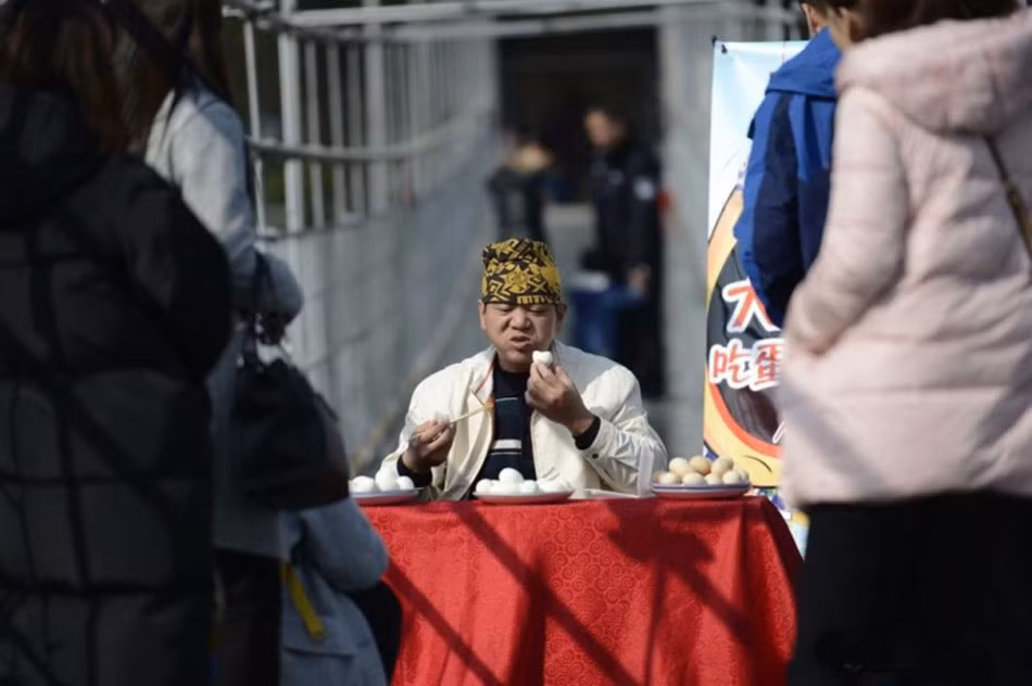 Đặc biệt, trong khi hoàn thành thử thách, quái nhân này không dừng lại để uống nước hay bất cứ chất lỏng nào mà vẫn không bị nghẹn.