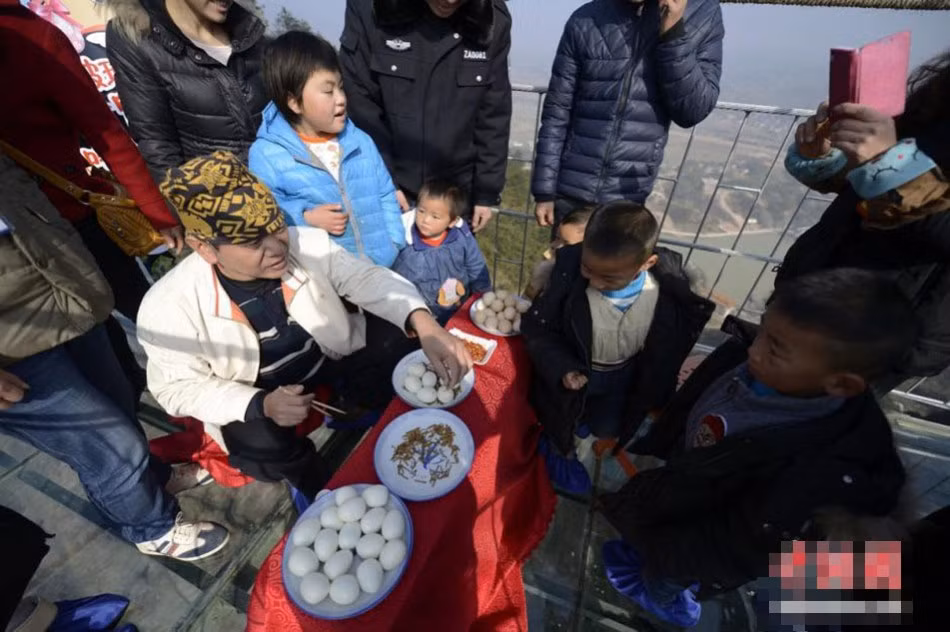 Trung bình, cứ mỗi 1,2 phút Nhất Trung sẽ xơi tái một quả trứng.