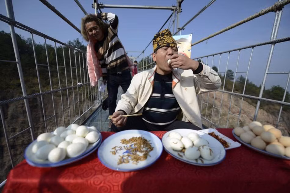 Điển hình như lần thử thách này, ngoài việc ăn trứng luộc, quái nhân có dạ dày siêu lớn này còn ăn kèm thêm một đĩa sâu còn sống, bò lổm ngổm.