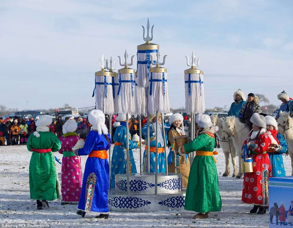 Bên cạnh những cuộc đua kịch tính, nảy lửa, lễ hội này còn là nơi những con lạc đà sẽ được tham gia vào một cuộc thi sắc đẹp, được vinh danh là những con lạc đà khỏe nhất, mạnh nhất, đẹp nhất.