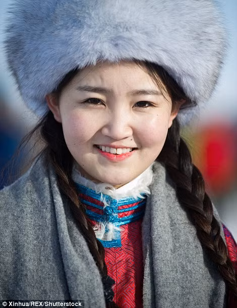 Những cô gái Mông Cổ diện trang phục lộng lẫy, bắt mắt, đầu đội mũ lông xinh đẹp hút hồn khách du lịch.