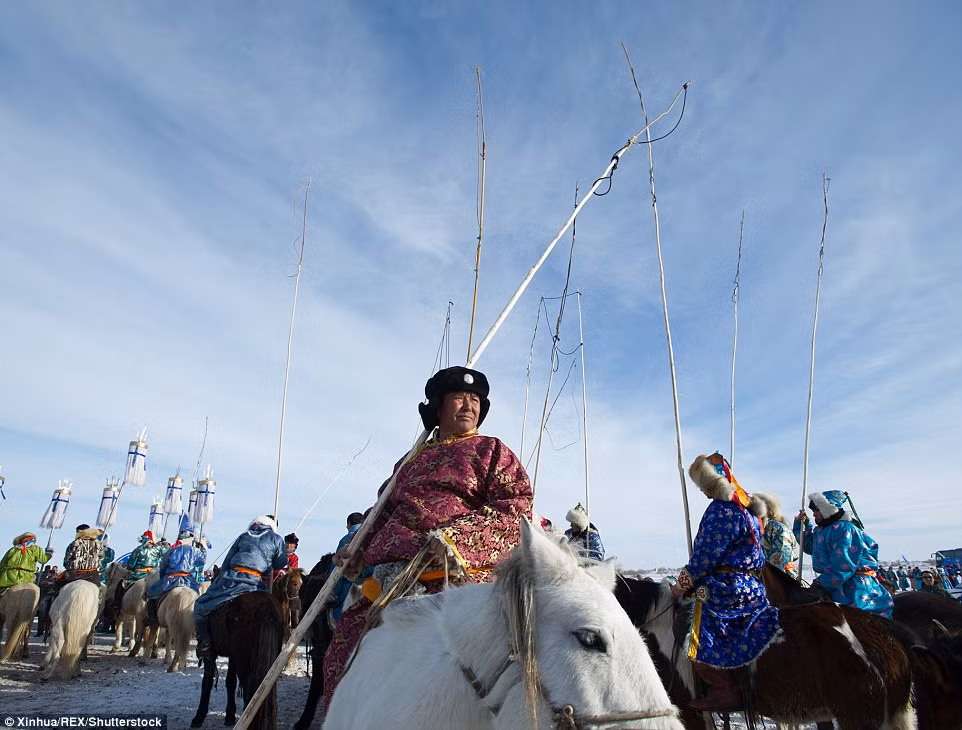 Bắt nguồn từ truyền thống thiện chiến của người Mông Cổ nên những cuộc đua ngựa, đua lạc đà không chỉ là nơi khoe những con ngựa tốt, đẹp mã mà còn là nơi người Mông Cổ thể hiện kỹ năng cưỡi ngựa tuyệt vời của mình.