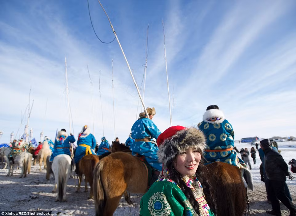 Lễ hội này có rất nhiều nội dung thi vô cùng hấp dẫn như nhảy dân gian, đấu vật, bắn cung, đua ngựa, đua xe trượt tuyết và dĩ nhiên cuốn hút nhất vẫn là cuộc đua lạc đà kỳ thú.