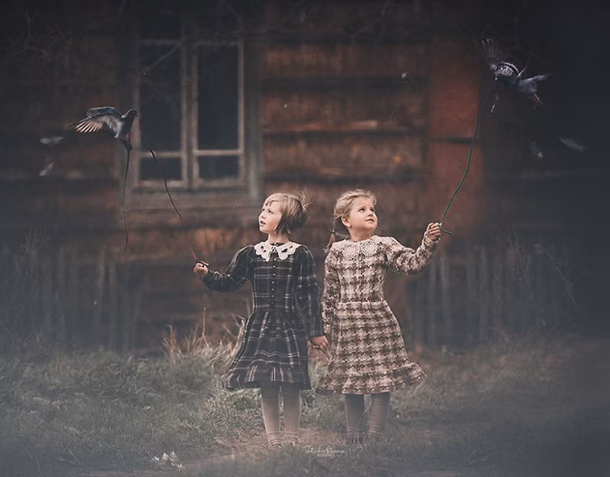 Tập hợp ảnh của nhiều nhiếp ảnh gia khác nhau nhưng đều có nội dung mô tả, phản ánh sự kết nối đáng ngạc nhiên giữa trẻ em và động vật.