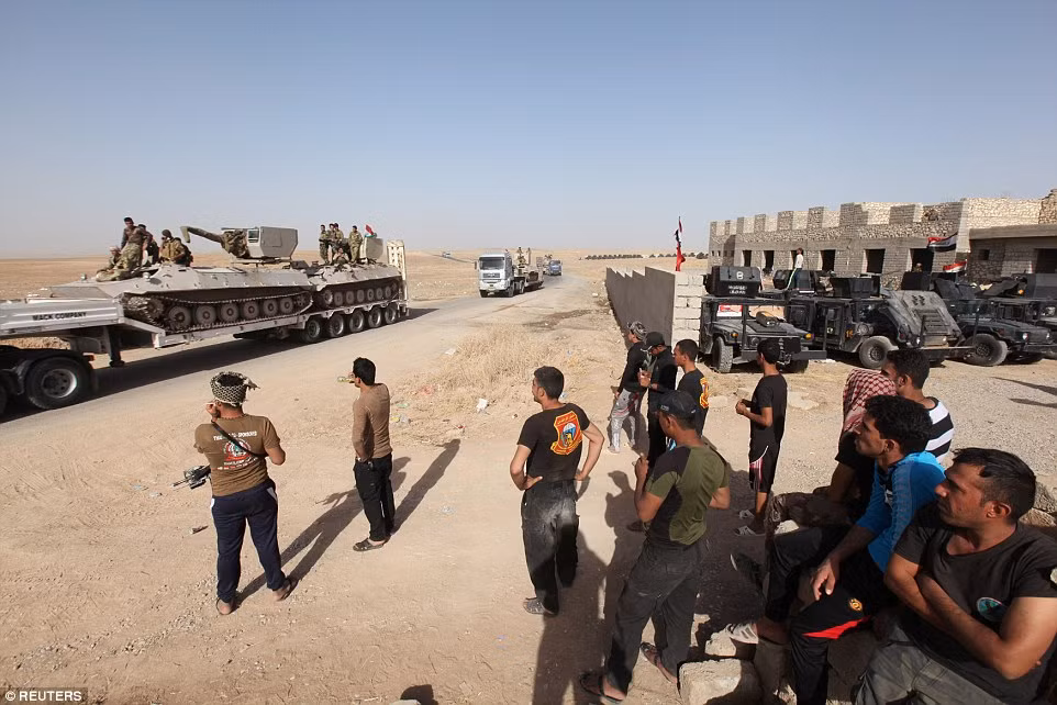 Lực lượng chính phủ Iraq và người Kurd tham gia đánh IS ở Mosul.