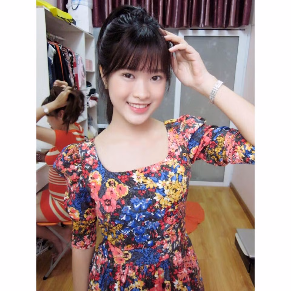 Thừa hưởng nét xinh đẹp của cô chị Huyền Baby, Ngọc Diễm cũng có khuôn mặt trẻ hơn tuổi thật khá nhiều. Trong nhiều bức ảnh Ngọc Diễm khoe trên trang cá nhân, cô bạn trông giống một nữ sinh cấp ba và có dung mạo rất ưa nhìn.