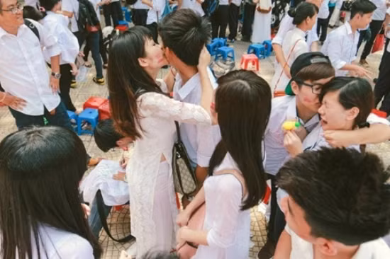 Trên nhiều diễn đàn mạng, những ngày qua cũng rộ lên các cuộc tranh cãi về cảnh các học sinh lớp 12 vô tư hôn nhau trong lễ bế giảng. Số đông dân mạng, người bình luận cho rằng cách thể hiện tình cảm của các học sinh ngày một táo bạo hơn. Họ đề cao cảm xúc cá nhân và dựa vào hoàn cảnh buổi chia tay đầy cảm xúc, vui, buồn lẫn lộn để thể hiện nốt những điều chưa nói, để tranh thủ bộc lộ tình cảm của mình với bạn bè, hoặc người yêu.
