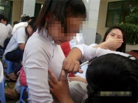 Chính sự hồn nhiên, tinh nghịch mà "cánh áo trắng" vô tình lại tạo nên một vài cảnh tượng khiến không ít người không "vừa mắt", gây vô vàn tranh cãi. Nhưng đến nay, mỗi mùa chia tay của học sinh, những hình ảnh trên vẫn liên tục xuất hiện và vẫn được thể hiện một cách rất tự nhiên. Ảnh dùng trong bài: Tri thức trẻ/Dân Việt/VTC/Zing...