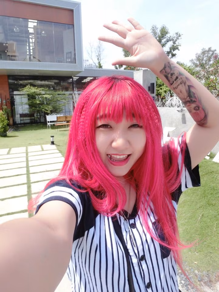 Tính đến nay, Cát Phương đã làm nghề kinh doanh, bán hàng trên mạng được 5 năm. Trải qua nhiều khó khăn, từng bước gây dựng, Cát Phương hiện có nhiều mối hàng quen thuộc, mở được cả đại lý và các chi nhánh, cùng với đó là mức thu nhập trên dưới 100 triệu/tháng mà nhiều bạn trẻ mơ ước.