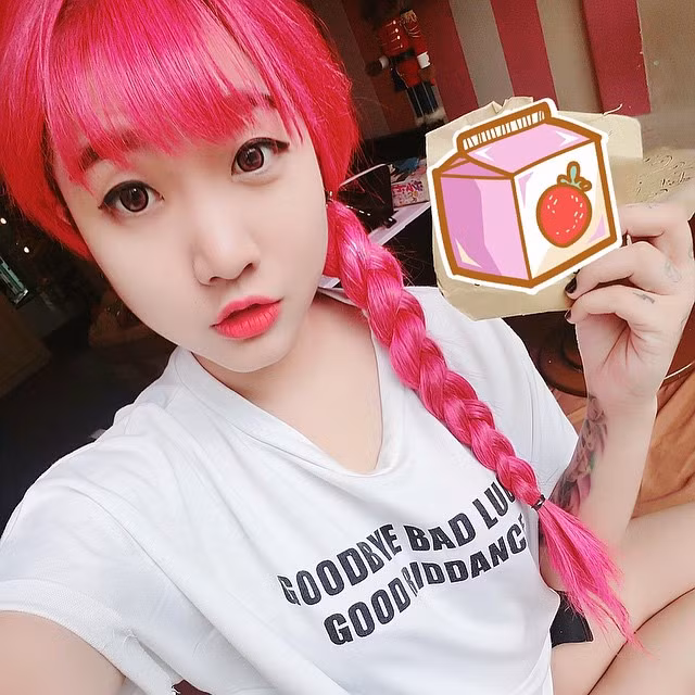 Trần Ngọc Cát Phương, sinh năm 1990, là một cô chủ shop online chuyên bán mỹ phẩm, 9X kinh doanh giỏi được nhiều bạn trẻ ở Sài thành biết đến. Cát Phương nổi bật nhờ ngoại hình và cách trang điểm độc đáo, táo bạo.