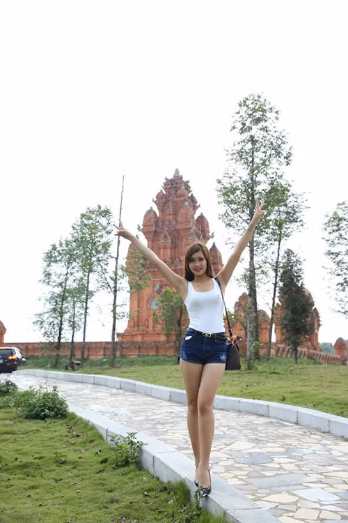 Theo tìm hiểu, nữ PG chân dài tại sự kiện ra mắt Bphone tên thật là Nguyễn Hồng Nhung, sinh năm 1992, có chiều cao 1m72 và đôi chân dài, thân hình đẹp rất phù hợp với nghề PG.