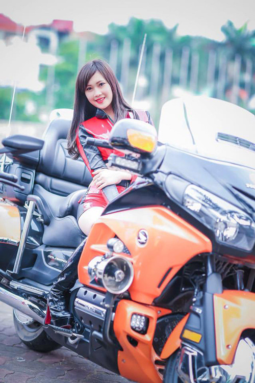 Hương Giang không phải là người nổi bật hơn cả trong số những nữ PG của BKAV làm việc tại sự kiện, nhưng do một bức ảnh hấp dẫn của cô được lan truyền trên mạng đúng thời điểm nhiều người đang chú ý tới sự kiện, tới điện thoại Bphone nên cô nàng đã vô tình được quan tâm.