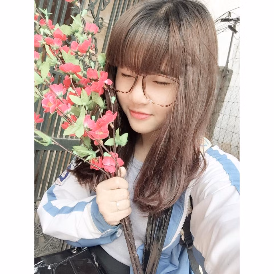 Thời điểm clip "Tình yêu xanh mượt" gây sốt mạng, Nhật Anh cho biết có khá nhiều người khen ngợi, xin làm quen thậm chí gửi lời tỏ tình trên mạng. Do chỉ hát cho vui, muốn tập trung cho việc học và lên lớp nên Nhật Anh đã từ chối tất cả và chỉ coi đó là những lời trêu đùa.