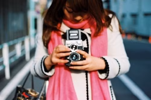 Máy ảnh phim hiện tại ở Việt Nam vẫn còn tồn tại rất nhiều chủng loại đến từ rất nhiều hãng khác nhau. Tuy nhiên máy ảnh phim hiện tại thường có "tuổi thọ" đã rất cao, thường từ hơn 30-40 năm. Chất ảnh và màu sắc từ máy phim được cho là có một cái gì đó rất riêng mà những người hoài cổ, những người thích sự mộc mạc, giản dị thường chết mê.