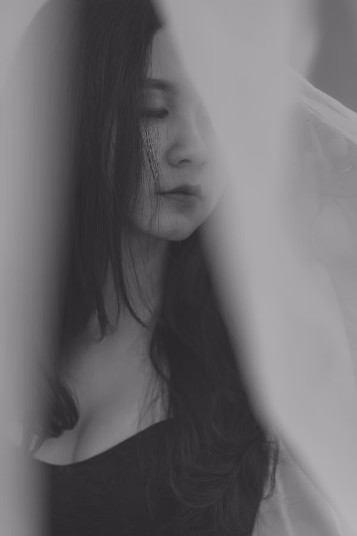 "Sau khi mua về, người chơi còn phải tốn thời gian chế ngàm để lắp được ống kính vào phần thân máy. Tốn tiền, tốn thời gian... nhưng khi nhìn những bức ảnh với có một lớp bụi bọc bên ngoài đầy ảo diệu, hay những màu sắc vintage, đậm chất cổ điển... Những người chơi phim như mình đều không hề cảm thấy tiếc", chị Dương Hường cho biết thêm. Ảnh: Anh Tú.