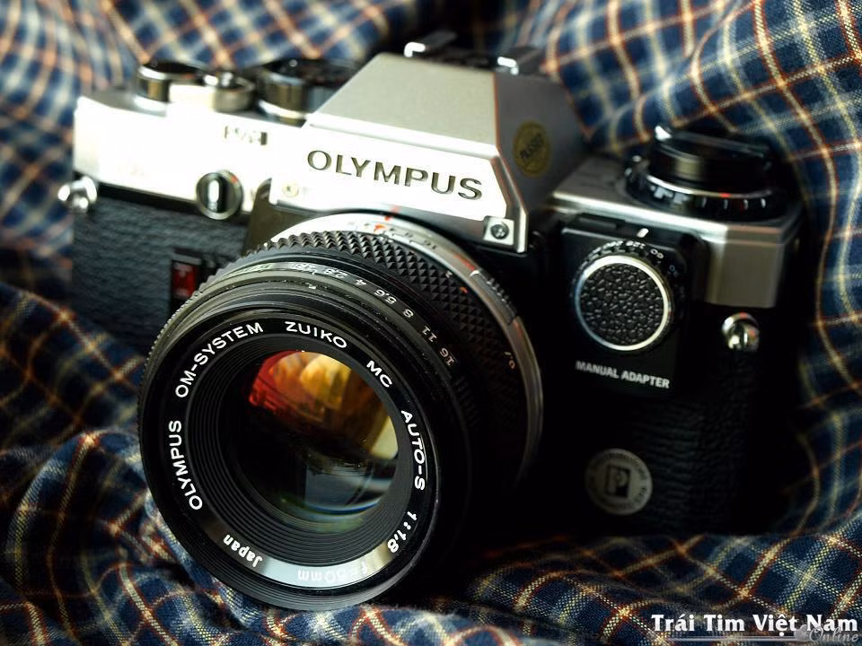 Máy ảnh phim "rối rắm" ở chỗ người chụp không thể xem ảnh ngay sau khi chụp, mà phải chờ khi chụp hết cuộn phim, tốn thời gian in, tráng ảnh... Nhưng với những người đã trót yêu dòng máy này, việc chờ đợi in, tráng phim sau đó bất ngờ với những tác phẩm của mình luôn đem lại cảm giác rất khó tả.