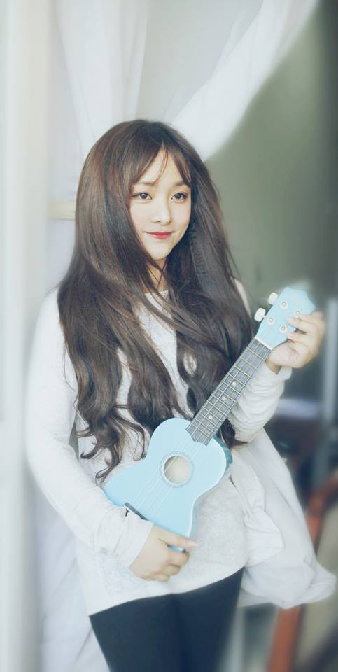 Sở hữu vẻ đẹp trong veo, được xem như một hot girl của trường Quốc tế, Phương Anh trông trẻ hơn tuổi đến mức cô nàng thường xuyên bị nhầm là học sinh cấp ba, hoặc con nít.