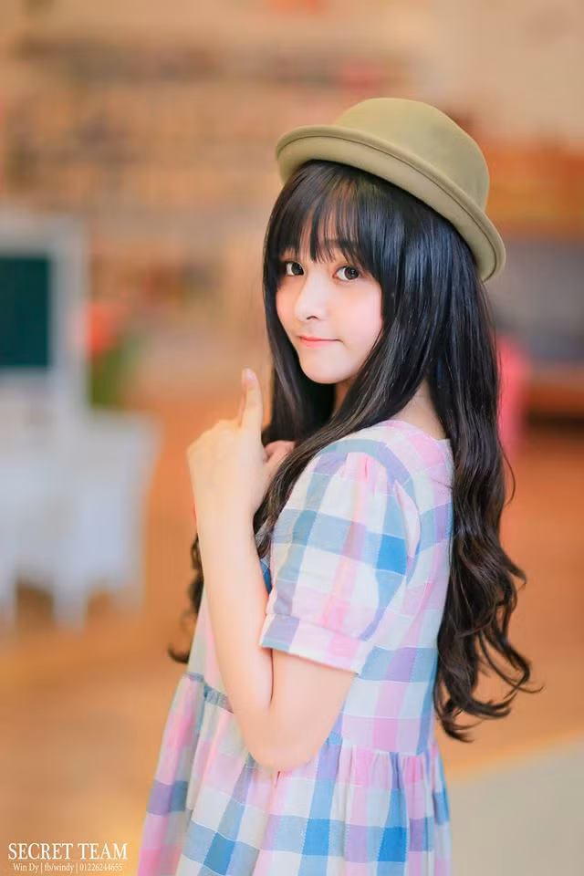 Khuôn mặt xinh xắn, giọng nói nhẹ nhàng cùng vóc dáng nhỏ xinh là điều dễ gây ấn tượng và cả suy đoán sai về tuổi tác của Cao Ngọc Phương Anh. Trong nhiều bức ảnh chia sẻ trên trang cá nhân, Phương Anh trông chỉ như một cô nhóc 13-14 tuổi với đầy vẻ ngây thơ.