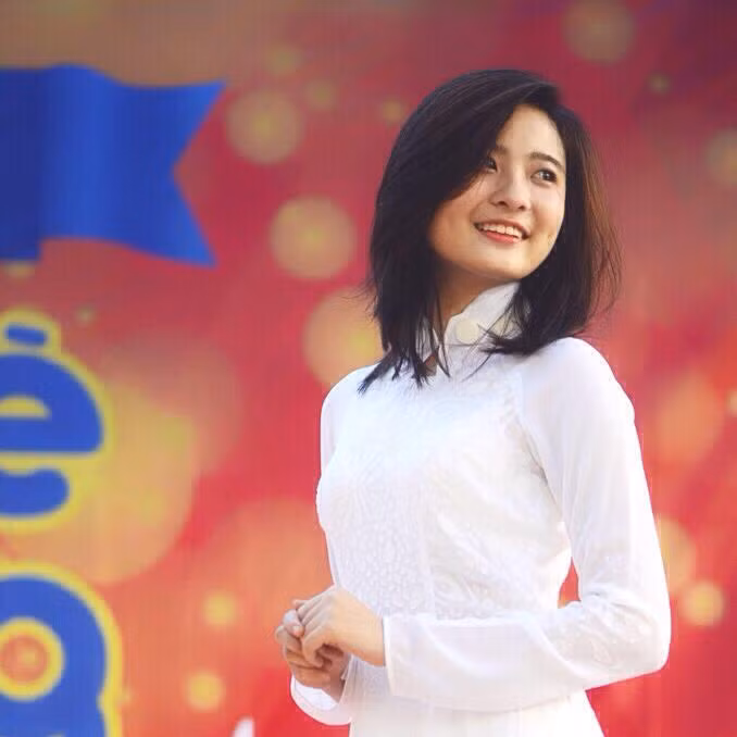 Cô nàng hot girl du học sinh Việt có khuôn mặt bầu bĩnh và đặc biệt là hai má lúm đồng tiền cực duyên. Vẻ đẹp nhẹ nhàng, nét duyên bộc lộ rõ nét giúp Mỹ Hạnh trở thành Á khôi cuộc thi Miss Việt Nam - New York 2015, một cuộc thi do hội sinh viên Việt Nam tại New York tổ chức hàng năm.