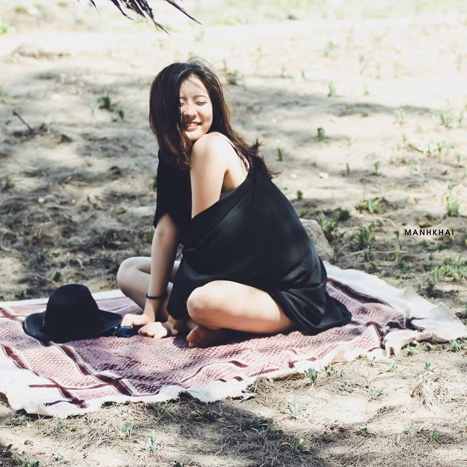 Tìm hiểu thêm về Mỹ Hạnh, được biết cô nàng với nhan sắc ấn tượng đã giành được một vài thành tích khác. Năm 2013, Mỹ Hạnh cũng giành ngôi Á khôi Miss Áo dài nữ sinh Việt Nam. Vẻ đẹp nhẹ nhàng của cô khiến không ít bạn trẻ, chàng trai mê mẩn.