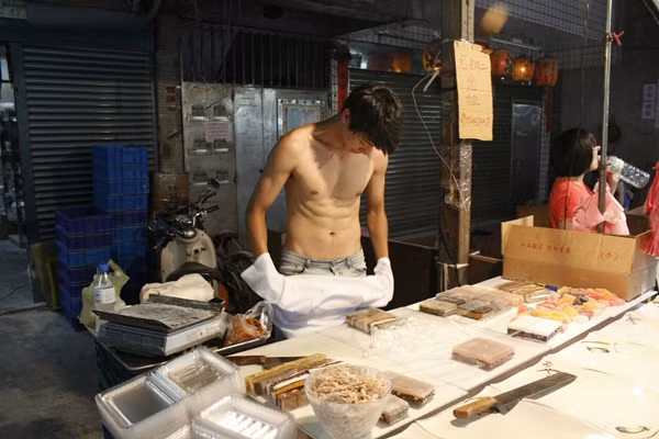 Chưa hết, anh chàng này còn đứng quầy hàng trong trạng thái bán nude khoe cơ bụng 6 múi và làn da trắng đẹp đến ngỡ ngàng. Trở thành tâm điểm chú ý, chàng trai trẻ được dân mạng tích cực lùng sục thông tin và những hình ảnh đời thường khác.